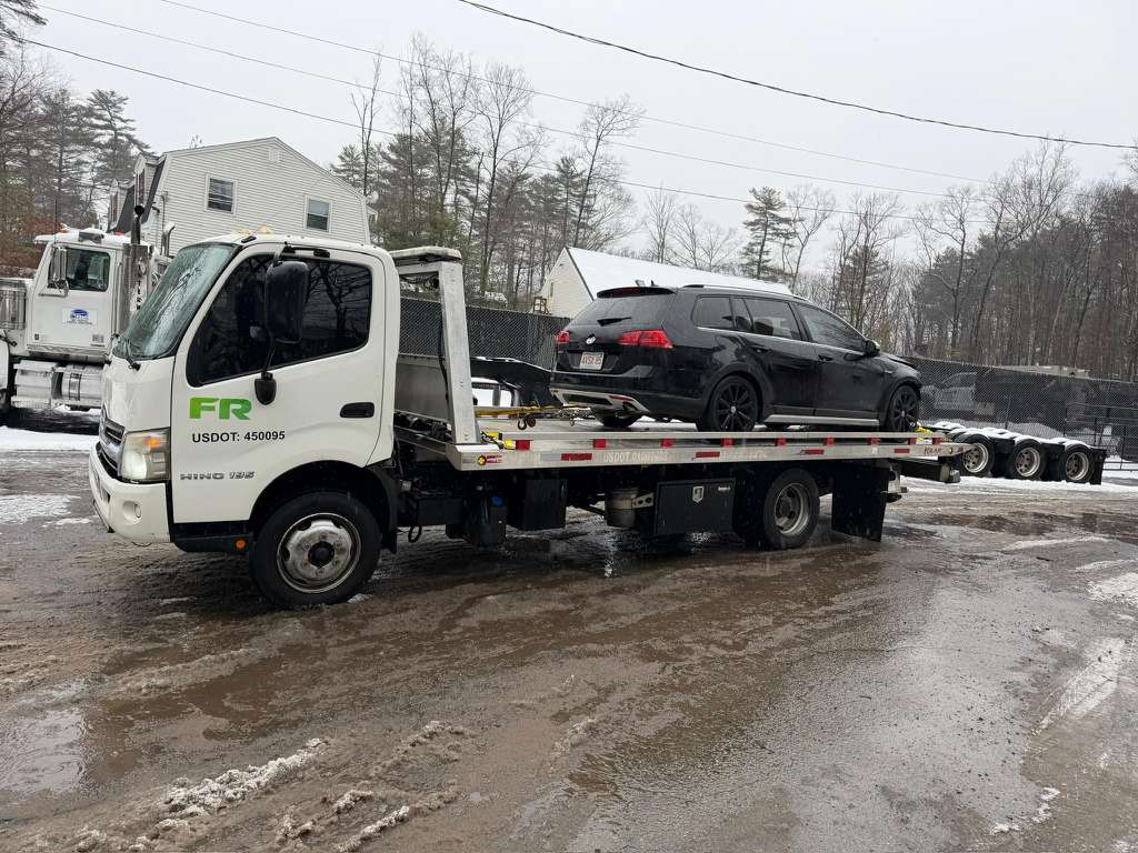 FR Towing Hino 195 flatbed truck